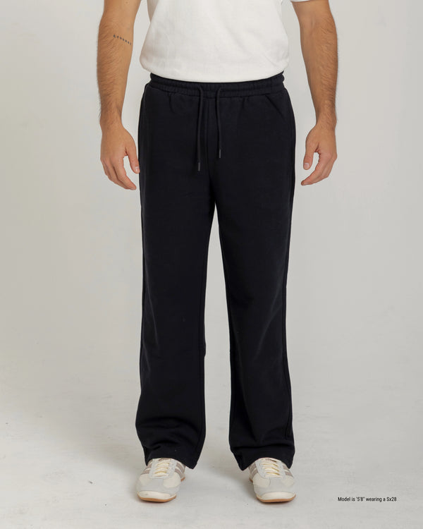 close-up-of-black-relaxed-sweats-for-short-men_600x.jpg